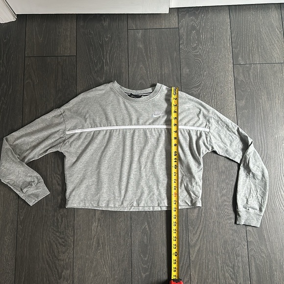 Woman’s Nike crop long sleeve - Picture 2 of 5
